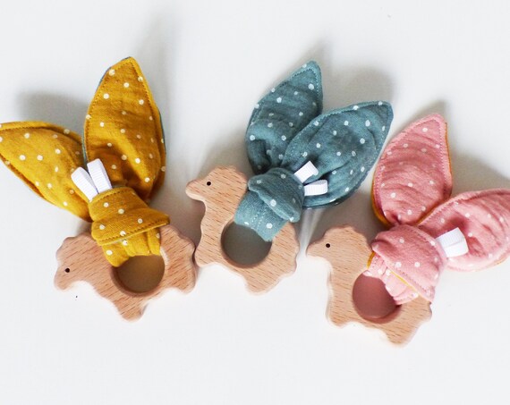 Rattle / Montessori wood teething ring and cotton double gaze fabrics - OEKOTEX - baby gift - MOUTON - Colori Of choice