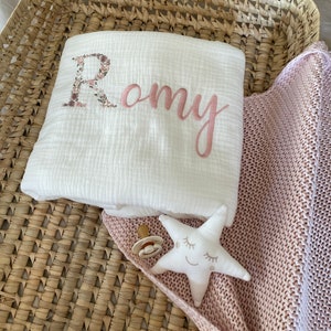 Manta CALIENTE Pequeña 80 x 70 cm - Gasa de algodón LECHE / Letra Floral Bordada en Pelo y Personalizada - MANTA INVIERNO