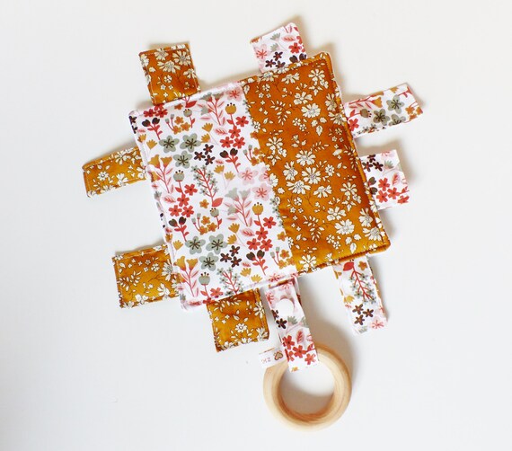 DOUDOU square labels in LIBERTY fabrics /FLEURS Mustard - pink - minkee back - birth gift - lollipop fastener - teething ring