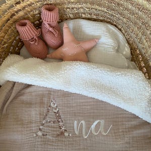 Manta CALIENTE Tamaño de su elección - Gasa de algodón BEIGE oscuro / Piel - Carta Floral Bordada y Personalizada - Manta DE INVIERNO