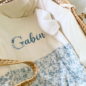 Manta CALIENTE Tamaño a elegir - Gasa de algodón bicolor de su elección / Carta Floral Bordada en Piel y Personalizada - Manta INVIERNO