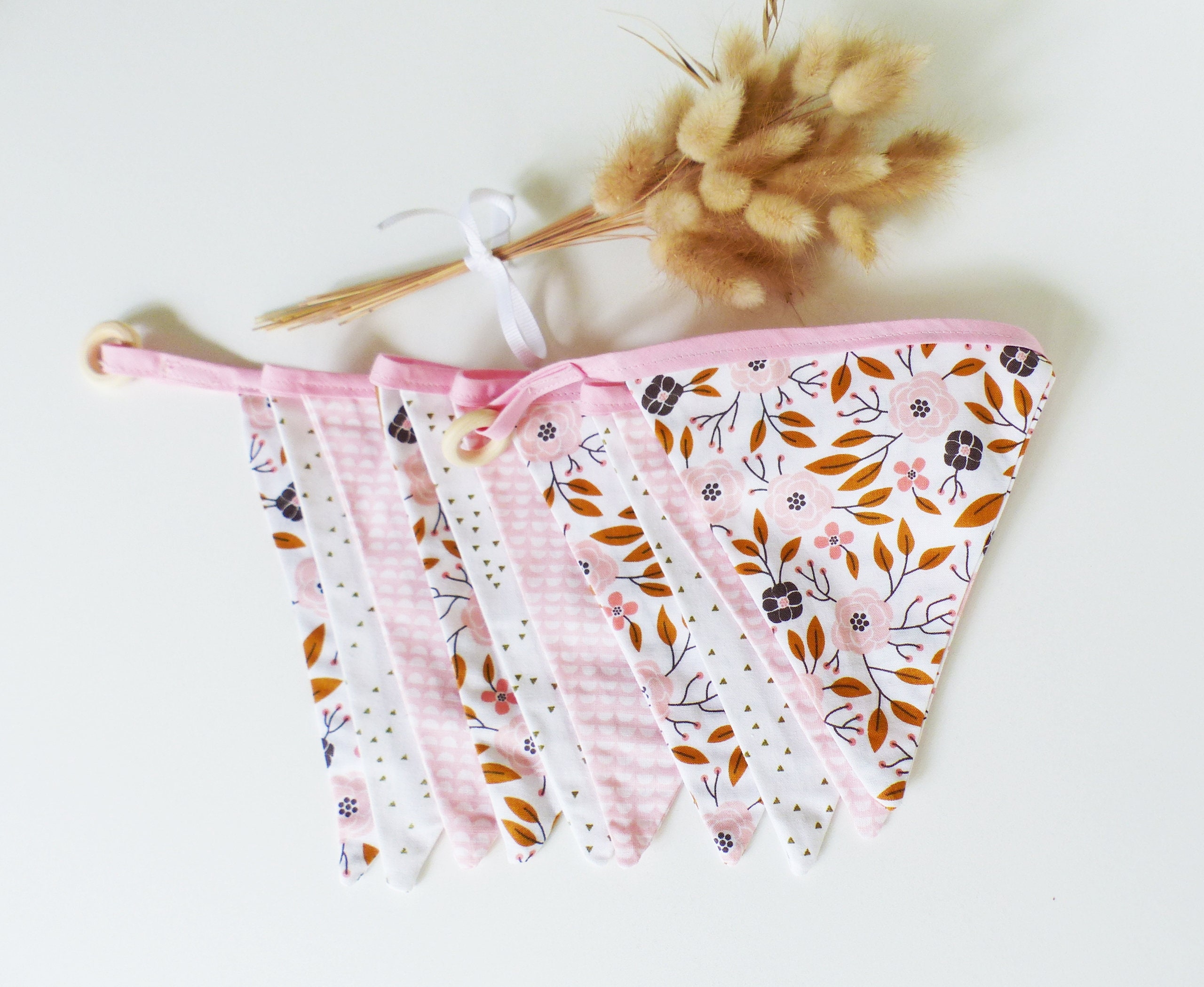 Guirlande 10 Fanions en Tissu Fleurs Rose - Camel Rose Blanc Décoration Chambre Bébé Idée de Cadeau