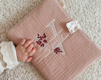 Protège carnet de santé BRODÉ VIEUX ROSE -Gaze de coton Brodée et Personnalisée - Initiale Brodée + prénom