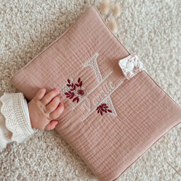 Bestickter Einband für das Gesundheitsheft „Old Rose“ – Bestickter und personalisierter Baumwollgaze – Bestickter Anfangsbuchstabe + Vorname