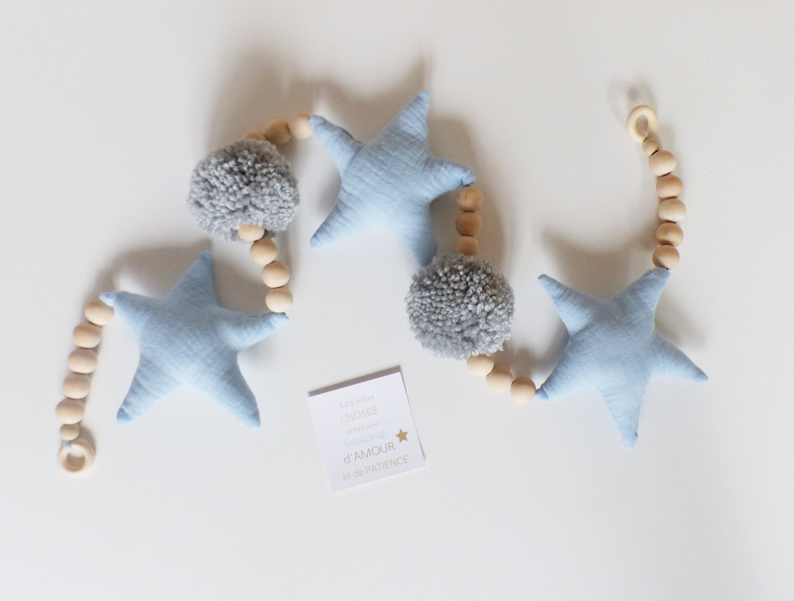 Guirlande Etoiles Gaze de Coton Bleue et Pompons Gris/Perles en Bois Brut - Cadeau Naissance Décorat