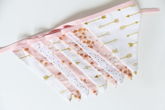 Garland pennants in Pink / gold and white fabric - Decoration room little girl - Flowers and arrows - gift idea