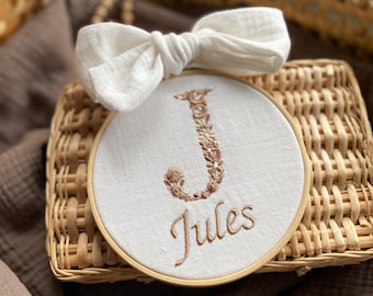 Customizable embroidered tambourine frame with initial, flowers (your choice) / bow, gauze, 12.5 cm