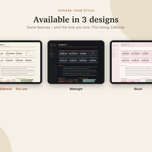 K&ouml;nnte beinhalten: Drei digitale Tablet-Bildschirme zeigen eine Finanz-Dashboard-Oberfl&auml;che in drei Farbthemen: Editorial mit cremefarbenem Hintergrund, Midnight mit schwarzem Hintergrund und Blush mit hellrosa Hintergrund. Der Text enth&auml;lt CHOOSE YOUR STYLE.