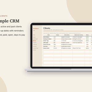 K&ouml;nnte beinhalten: Ein Laptop-Bildschirm zeigt eine digitale CRM-Oberfl&auml;che mit einer Kundenliste in Tabellenform. Der Text auf der linken Seite lautet: TAB CLIENTS, A simple CRM, Leads, active and past clients, Follow-up dates with reminders, Invoiced, paid, open, days to pay.