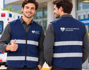 Op de afbeelding: Een marineblauw reflecterend vest met twee horizontale zilveren reflecterende strepen, een zwarte ritssluiting aan de voorzijde en twee voorzakken. Op de borst en rug staat een wit logo van een hart met een handdruk en de tekst LIGHTFOOT MEDICAL TRANSPORT.