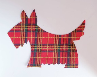 Può includere: Tessuto a quadri rosso, giallo e verde tagliato a forma di Scottish Terrier.