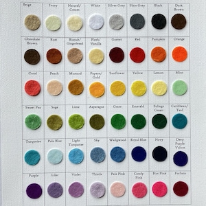 K&ouml;nnte beinhalten: Eine Farbkarte mit 6 Reihen und 10 Spalten aus Filz Kreisen. Jeder Kreis ist mit einem Farbnamen beschriftet, wie zum Beispiel beige, elfenbein, wei&szlig;, silbergrau, schiefergrau, schwarz, dunkelbraun, schokoladenbraun, rost, keks, lebkuchen, fleisch, vanille, granat, rot, k&uuml;rbis, orange, koralle, pfirsich, senf, papaya, gold, sonnenblume, gelb, zitrone, minze, s&uuml;&szlig;erbse, salbei, limette, spargel, gras, smaragd, laubgr&uuml;n, karibik, t&uuml;rkis, t&uuml;rkis, hellblau, hellt&uuml;rkis, himmel, Wedgwood, k&ouml;nigsblau, marine, tiefes lila samt, lila, flieder, violett, distel, blassrosa, bonbonrosa, pink, und fuchsia.