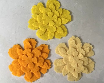 Gelbe Filzblumen, große sterben geschnittene Verzierungen