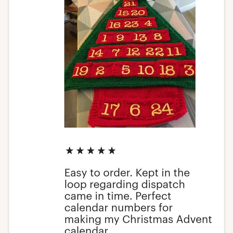 K&ouml;nnte beinhalten: Ein gr&uuml;ner und roter gestrickter Weihnachts-Adventskalender mit goldenen Zahlen. Der Kalender ist in Form eines Weihnachtsbaums gestaltet und hat 24 nummerierte Felder.