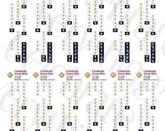 Könnte beinhalten: Ein Bogen mit zwölf identischen Gewohnheits-Tracker-Aufklebern mit dem Text Celebrate Every Win, Lori Lovell und einer Website-Adresse. Jedes Etikett enthält mehrere vertikale Zahlenspalten, wobei einige Zahlen in dunkelblauen Feldern hervorgehoben sind.