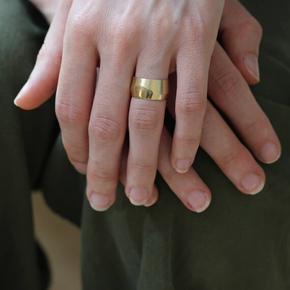 9mm wedding band on cheap hand
