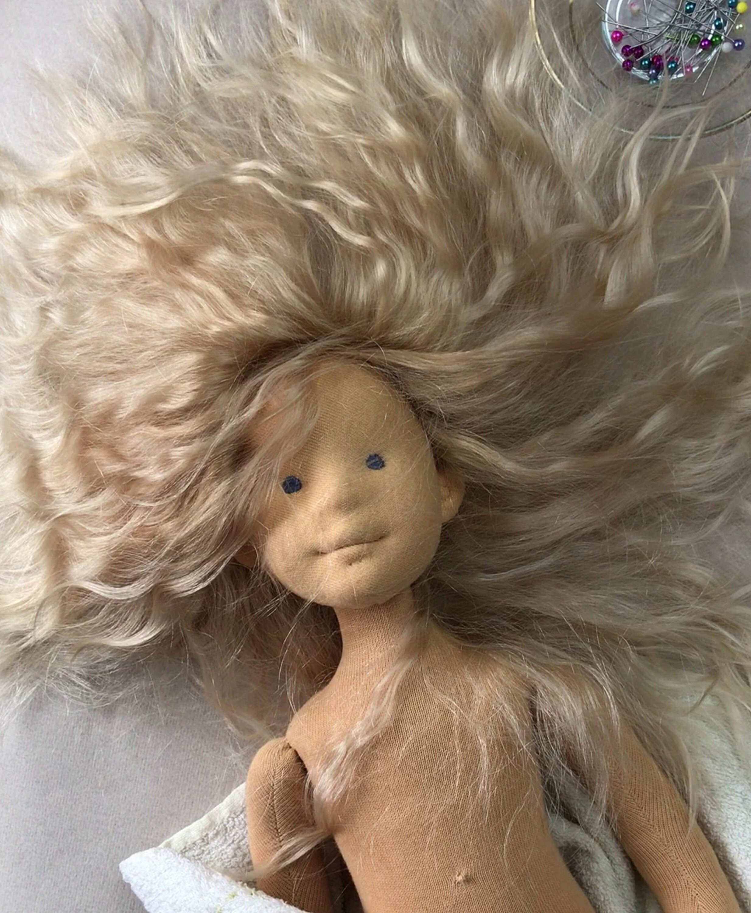 Video tutorial how to sew wefts to the head of a textile doll Etsy