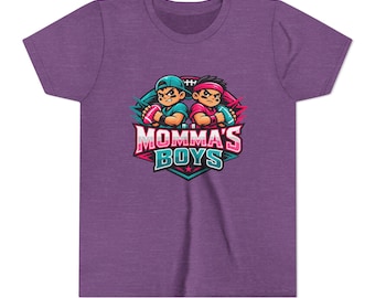 Puede incluir: Una camiseta de color morado jaspeado con un gráfico de dos jugadores de fútbol americano de dibujos animados espalda contra espalda. El diseño incluye el texto "MOMMA'S BOYS" en letras blancas y turquesas sobre un fondo en forma de escudo.