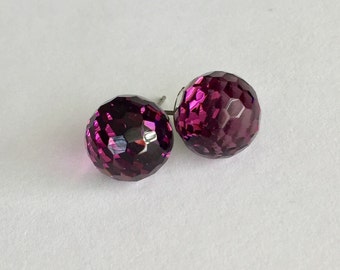 Amatista Púrpura Swarovski Cristal Grandes Facetados Redondos Pendientes de Tachuelas sobre Acero Quirúrgico