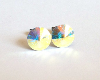 Pendientes de botón con cristales de Swarovski Aurora Borealis - Cristal Rivoli en arcoíris. Regalos para damas de honor por menos de 15 dólares.