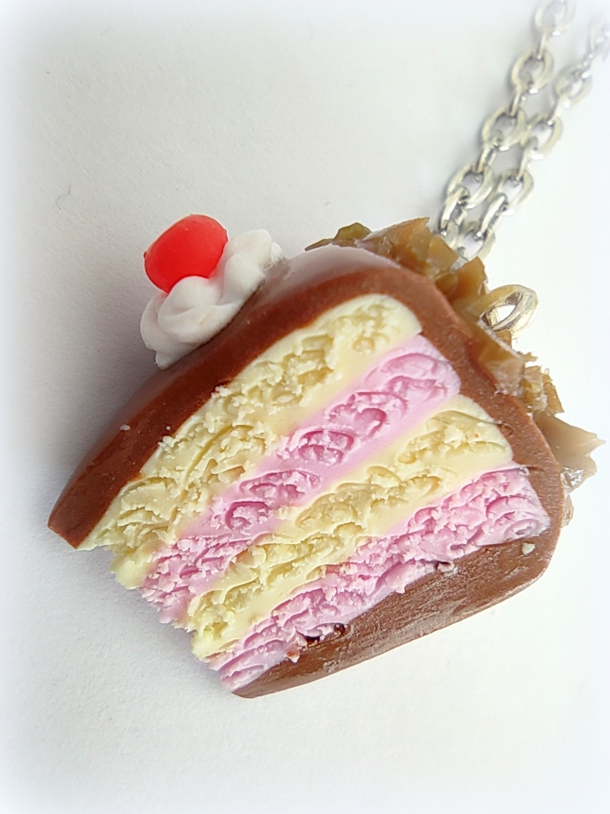 Collier gâteau au chocolat et sucres d'orge : collier-et-pendentif par  fimococo1885