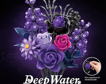 Puede incluir: Un ramo de flores hecho con bloques de construcción en tonos morados, magenta y negros. El arreglo incluye rosas, pequeñas flores en racimo y hojas oscuras. El texto dice Deep Water, The purple rose is a queen of flowers with an elusive charm and depth.