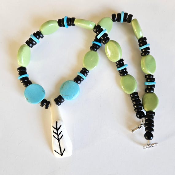 Painted bison (buffalo) tooth arrow necklace, Ojibwe made, mashkode-bizhiki