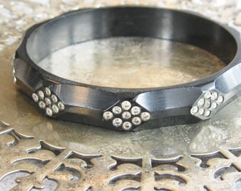 Art Deco to the Max Brazalete tipo esclava de baquelita con regaliz negro facetado tallado - Engastado con diamantes de imitación en agrupaciones en forma de diamante