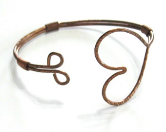 Vintage arte popular forjado a mano artisan copper wire brazalete de puño de corazón abierto - alambre de cobre sólido - 1980's 1990 - pieza hecha a mano única