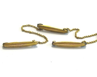 Antiguo juego de broche de seguridad para bebés con cadena victoriana atado - Vintage Elongated Oval Connected w Matching Chain - Gold Mini Micro Little Pins