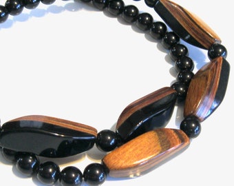 Mod Sleek Mid Century Black Lucite Bakelite & Wood Mixed Media Beaded Long 30 "Collar - Cuentas focales laminadas redondas y elegantes en forma de swoop