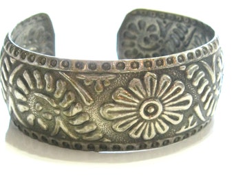 Pulsera de puño Boho - Diseños florales hippies étnicos con flores y hojas de helecho estilizado por todas partes - Lavado de plata en metal de latón - Único