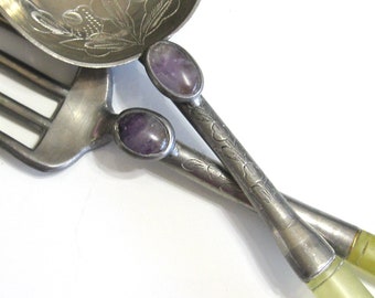 Raro tenedor de cuchara chino de gran tamaño / juego de ensaladas - Hecho a mano con mangos de jade tallados en bambú - Metal de peltre grabado y amatista
