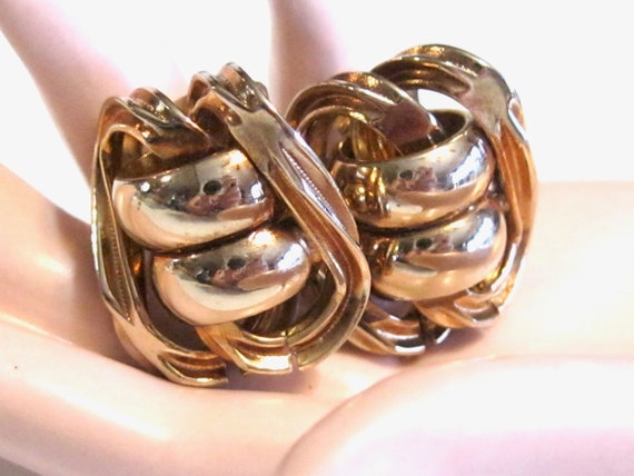 Classy Gold Vintage Clip On Earrings - Twisted Fa… - image 5