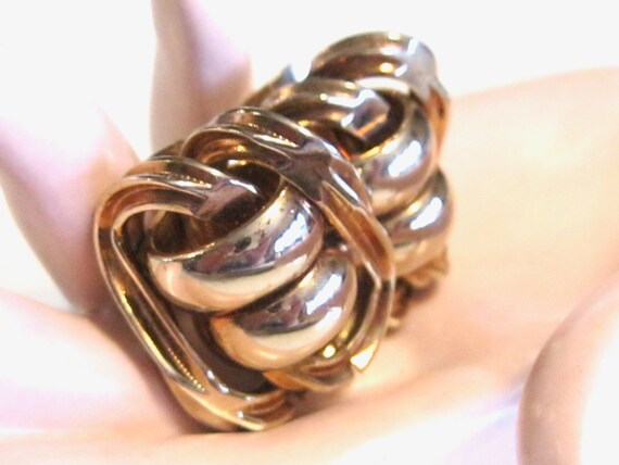 Classy Gold Vintage Clip On Earrings - Twisted Fa… - image 3