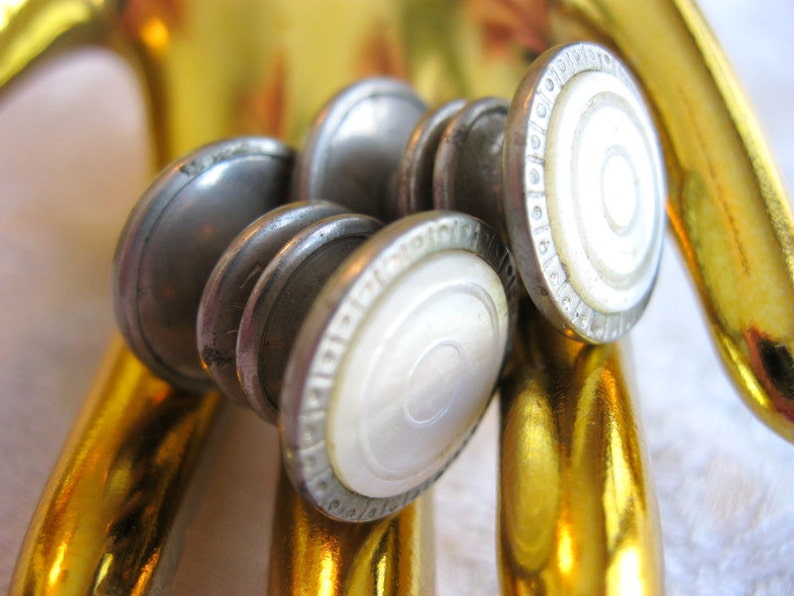 Snap Link Brand Classy Pearly Round Carved Mother of Pearl Shell 1920/'s Art Deco Snap together Cuff Links Matte Silver Toned Metal