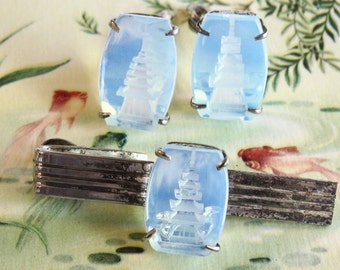 Vintage Japanese Asian Themed Jewelry - Pagodas talladas al revés en vidrio azul opalino - Eslabón del manguito y clip de corbata o juego de barras
