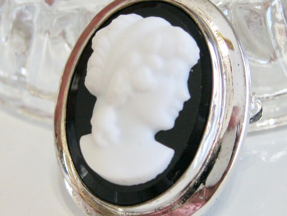 Vintage Mid - Century Black and White Cameo Versa… - image 3