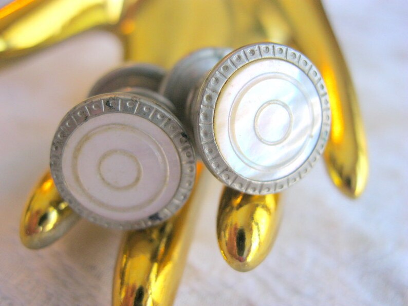 Snap Link Brand Classy Pearly Round Carved Mother of Pearl Shell 1920/'s Art Deco Snap together Cuff Links Matte Silver Toned Metal
