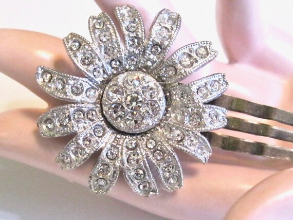 Cheery Vintage 1930's 1940's Hinged Flip to Stay M