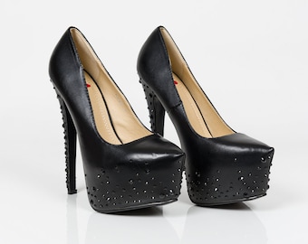 Op de afbeelding: Een paar zwarte platform hoge hakken met een stiletto hak. De schoenen zijn bedekt met kleine zwarte strass steentjes.