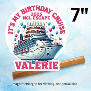 Puede incluir: Un im&aacute;n redondo blanco con un dise&ntilde;o de crucero, con el texto "It's My Birthday Cruise 2025 NCL Escape" y "Valerie". La imagen incluye una tarta, globos, y tiene aproximadamente 17,78 cm de di&aacute;metro.