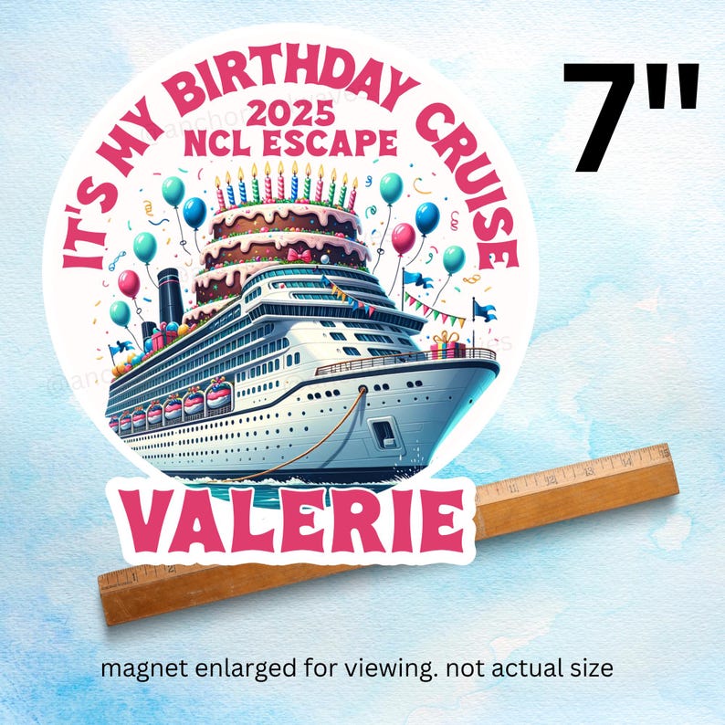 Puede incluir: Un im&aacute;n redondo blanco con un dise&ntilde;o de crucero, con el texto "It's My Birthday Cruise 2025 NCL Escape" y "Valerie". La imagen incluye una tarta, globos, y tiene aproximadamente 17,78 cm de di&aacute;metro.