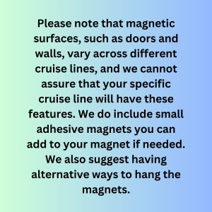 Op de afbeelding: Tekst op een blauwe en groene gradi&euml;ntachtergrond die luidt: "Let op: magnetische oppervlakken, zoals deuren en muren, vari&euml;ren per cruisemaatschappij, en we kunnen niet garanderen dat uw specifieke cruisemaatschappij over deze functies beschikt. We leveren kleine zelfklevende magneten die u indien nodig aan uw magneet kunt toevoegen. We raden u ook aan om alternatieve manieren te hebben om de magneten op te hangen."