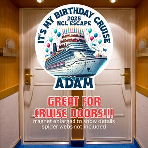 Puede incluir: Un im&aacute;n redondo con un dise&ntilde;o de crucero, una tarta de cumplea&ntilde;os y globos. El texto dice "It's My Birthday Cruise 2025 NCL Escape" y "Adam". El texto inferior dice "Great for Cruise Doors!!!"