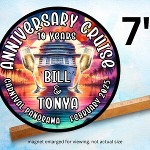Op de afbeelding: Een ronde magneet van 17,8 cm met een kleurrijke zonsondergangsc&egrave;ne met een cruiseschip, palmbomen en twee champagne glazen. De tekst "Anniversary Cruise" staat in een cirkel rond de afbeelding, samen met de namen "Bill & Tonya", "Carnival Panorama" en "February 2025".