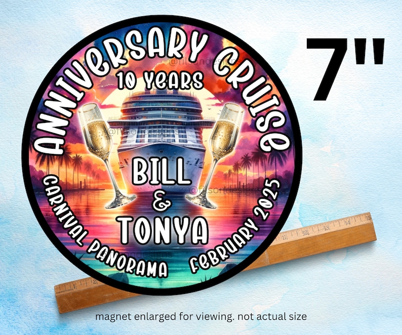 Op de afbeelding: Een ronde magneet van 17,8 cm met een kleurrijke zonsondergangsc&egrave;ne met een cruiseschip, palmbomen en twee champagne glazen. De tekst "Anniversary Cruise" staat in een cirkel rond de afbeelding, samen met de namen "Bill & Tonya", "Carnival Panorama" en "February 2025".