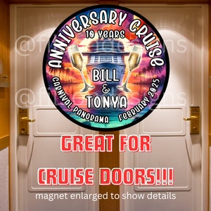 Op de afbeelding: Een ronde, kleurrijke magneet met een cruiseschip, palmbomen en een zonsondergang. De tekst op de magneet luidt "Anniversary Cruise", "10 Years", "Bill & Tonya", "Carnival Panorama" en "February 2025". De magneet is ontworpen om op een cruiseschipdeur te worden geplaatst.