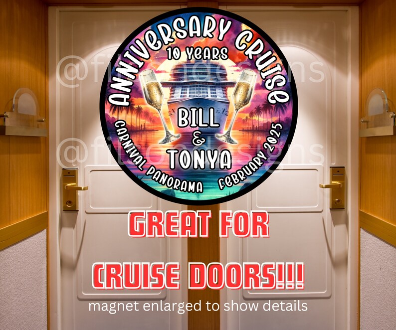 Op de afbeelding: Een ronde, kleurrijke magneet met een cruiseschip, palmbomen en een zonsondergang. De tekst op de magneet luidt "Anniversary Cruise", "10 Years", "Bill & Tonya", "Carnival Panorama" en "February 2025". De magneet is ontworpen om op een cruiseschipdeur te worden geplaatst.