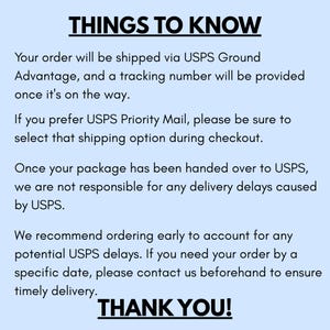 Puede incluir: Texto sobre un fondo azul claro que dice "THINGS TO KNOW" y "THANK YOU!". El texto explica el env&iacute;o a trav&eacute;s de USPS Ground Advantage, el seguimiento y las opciones de USPS Priority Mail. Tambi&eacute;n aborda los retrasos en la entrega y recomienda pedir con anticipaci&oacute;n.